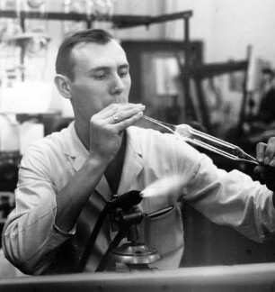 Glasbläser beim Ausformen, SW-Foto © Kurt Schwarz, 1970er Jahre