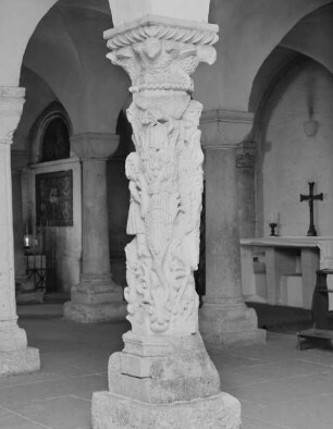 Bestiensäule — Relief mit der Darstellung des Kampfes zwischen Gut und Bäse