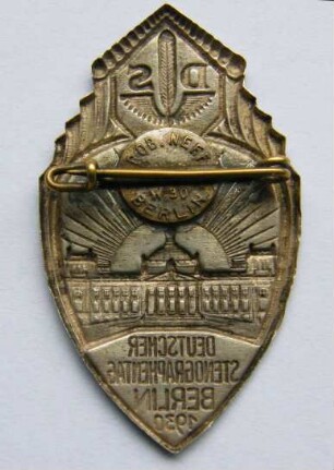 Ereignisabzeichen Deutscher Stenographentag Berlin 1930 (mit Broschennadel) : Sammlung Beinhorn. Ereignisabzeichen Deutscher Stenographentag Berlin 1930 (mit Broschennadel). Metall; Maße 47 x 27 mm (1930; Rob. Neff, Berlin). Dresden: SLUB R c 0314
