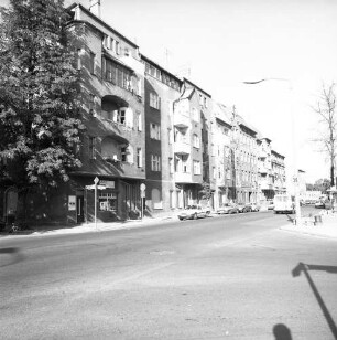 Berlin-Schöneweide, Schnellerstraße 97/96/95/94. Wohnhäuser (nach 1995 saniert). Straßenansicht von Südwesten (von der Rudower Straße)