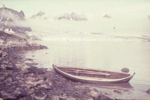Reisefotos Norwegen. Ruderboot am Ufer (vielleicht bei Spitzbergen)