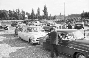 Efringen-Kirchen: Verkehrsminister Seebohm von hinten und Autos der Teilnehmer
