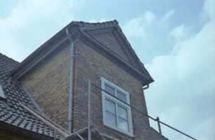 Gut: Lübecker Straße 6: ehemaliger Wirtschaftshof: Verwalterhaus: Rückfront, Teilansicht: Gaube, davor Gerüst