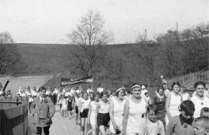 Arbeitersportlerinnen und Arbeitersportler mit einem Transparent: "Für ein sozialistisches Deutschland"
