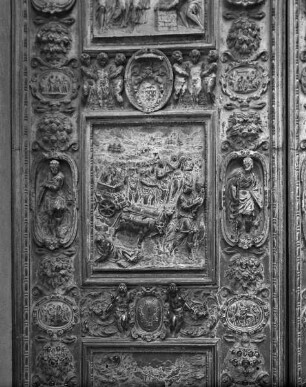 Tür im rechten Portal der Hauptfassade