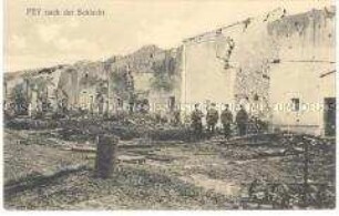 Soldaten vor zerstörten Häusern