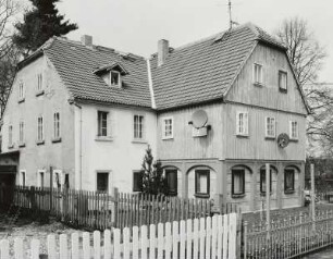 Neugersdorf, Wohnhaus : Neugersdorf (Kreis Löbau-Zittau), Wohnhaus, Käthe-Kollwitz-Straße 1, um 1850, Straßenansicht, Gartenseite