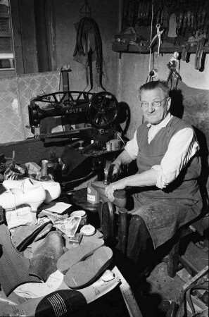 76. Geburtstag des ältesten Schuhmachermeisters von Karlsruhe, Georg Sänger.