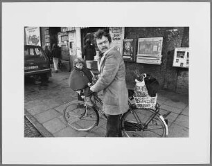 Axel Adamietz mit seinem Kind auf seinem Fahrrad, Bremen