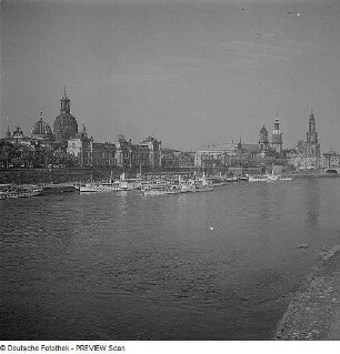 Dresden. Blick von der Carolabrücke über die Elbe mit Dampfern zur Altstädter Silhouette