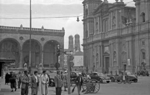 München: Odeonsplatz mit Feldherrnhalle und Theatinerkirche