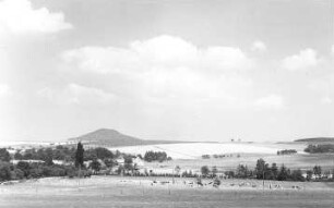 Markersdorf-Friedersdorf. Blick vom Windmühlenberg auf die Landeskrone