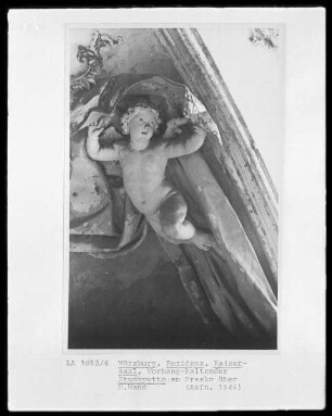Vorhang haltender Putto