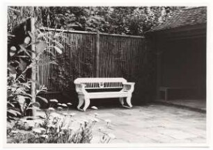 Garten Karl Hanke, Berlin-Grunewald: Bank am Gartenhaus