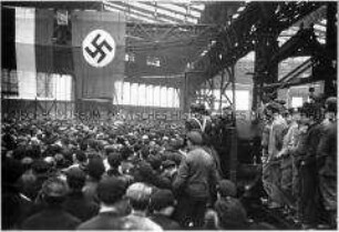 Kundgebung der Deutschen Arbeitsfront in einer Fabrikhalle (?)