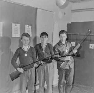 Haus der S.P-Schützen : Portrait von jungen Sportschützen