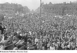 Aufnahmen von den Feierlichkeiten zum 1. Mai 1946 in Berlin : Mai-Kundgebung von der Tribüne am Berliner Schloss aus gesehen