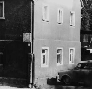Haus mit Sonnenuhr
