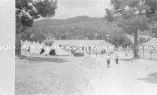 Internierung der Besatzungsangehörigen der "Columbus" im in Algerien gelegenen Internierungslager "Camp Suzzoni", Weg zwischen den Unterkünften (Häuser und Zelte) des Lagers