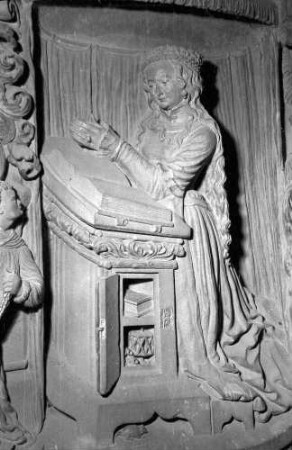 Kenzingen: christliche Kunst, Relief, Betende, Kirche