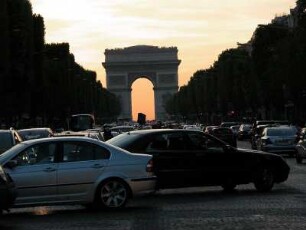 Champs Elysees abends mit Arc de Triomphe