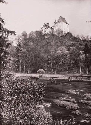 Burgk, Schloss : Burgk. Schloß. Ansicht von Südwesten mit Fußgänger über die Saale