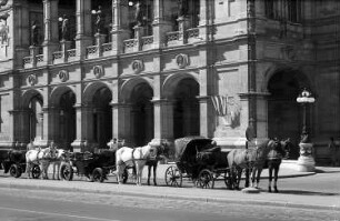 Wien: Oper, Portalseite mit Fiaker