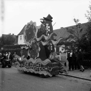 Karpfenfest: Umzug: Mottowagen "Der Hecht im Karpfenteich", Traktor: am Straßenrand Zuschauer, 12. Oktober 1969