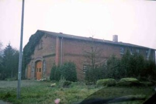 Bünningstedt: Dorfstraße: Bauernhaus: giebelständiges Wirtschaftsgebäude: Straßenfront mit Scheunentor: Traufseite