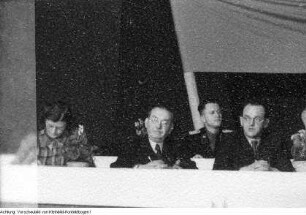 Leipzig. D. Herz, Pfarrer (2. von links) in Leipzig-Gohlis, Mitglied des Weltfriedensrates, auf einer Tagung in der Kongreßhalle am Zoo in Leipzig (Protest gegen die westorientierte Politik Dr. Adenauers), Januar 1951