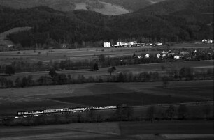Höllentalbahn und Schranke bei Neuhäuser