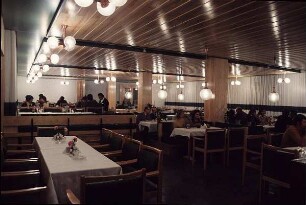 DDR. Innenansicht eines Restaurants mit holzvertäfelter Decke