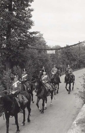Fest des Kriegervereins zum 65jährigen Bestehen 1862-1937 : Festzug. Nr. 2: Kavallerie-Gruppe (Vorhut in historisierenden Uniformen)