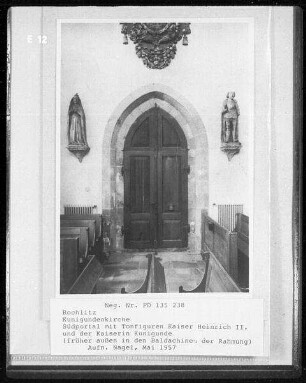 Rochlitz, Kunigundenkirche, Innenaufnahme : Portal an der Südseite mit den Tonfiguren Kaiser Heinrich II. und der Kaiserin Kunigunde
