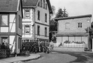 Alljährlich, zum Jahrestag des Mauerfalls, findet ein Gedenkmarsch der Bundesweher über den ehemaligen Todesstreifen statt. bei Beendorf,
