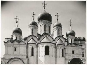 Moskau, Russland. Kreml. Mariä-Verkündigungs-Kathedrale (Blagowestschenski Sobor) (1484-1489), obere Partie der Apsiden und Kuppeln