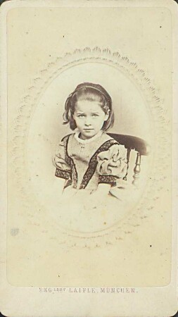 Elisabeth Cornelius als Kind, sitzend