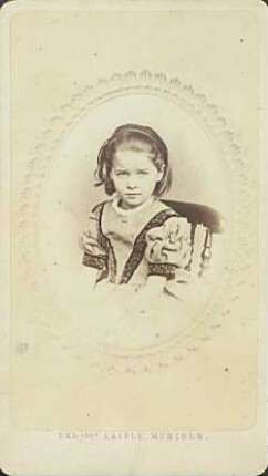 Elisabeth Cornelius als Kind, sitzend