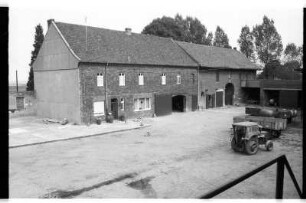 Hof mit Traktor