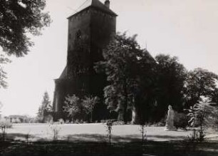 Hakeburg (Wohnsitz des Reichspostministers), Kleinmachnow: Burg mit Statue im Garten