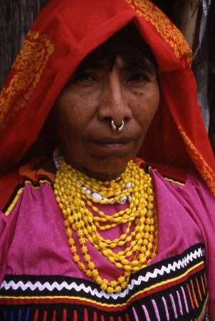 Kuna-Indianerin in Panama : Porträt einer Kuna-Indianerin in Panama, 1989