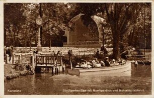 Postkartenalbum mit Motiven von Karlsruhe. "Karlsruhe. Stadtgarten-See mit Musikpavillon und Motorbootabfahrt"