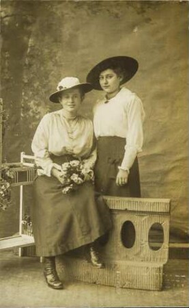 [Porträt von zwei Frauen mit Hut]