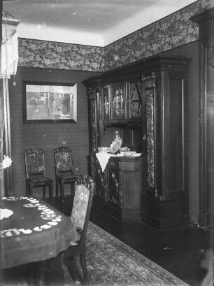 Regerstraße 22 : Dresden, Regerstraße 22. Esszimmer mit Jugendstilmöbeln