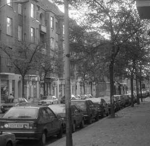 Berlin-Schöneweide. Brückenstraße. Straßenansicht von Norden gegen Wohnhäuser mit Läden (nach 1994 saniert)