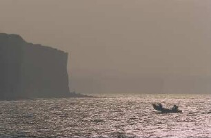 Frankreich. Haute Normandie. Seine Maritime. Pourville. Fischerboot im Abendlicht mit Kreidefelsen