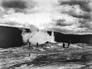 Old Faithful Geysir : Der Old Faithflu Geysirs wärhrend eines Ausbruchs.