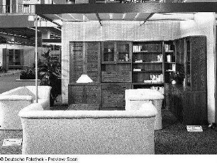 Ausstellungskoje des VEB Möbelkombinat Ribnitz-Damgarten mit Sitzgruppe "Glowe" und Anbauwand "Provence"