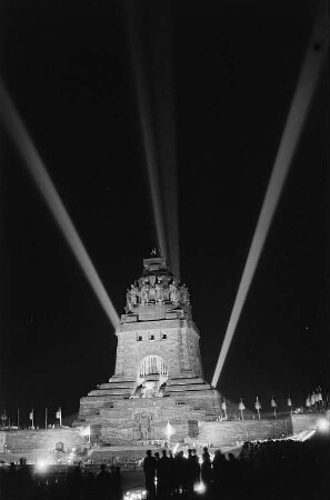 Ansicht des illuminierten Völkerschlachtdenkmals bei einer Feierlichkeit im Rahmen des II. Deutschen Turn- und Sportfestes