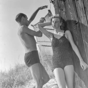 Mann und Frau in Bademode am Strand